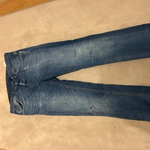 Dondup jeans - George skinny fit Dondup jeans i storlek 31. Förutom det lilla hålet vid knäet är jeansen i väldigt fint skick. Går att fixa hålet enkelt så att det ser snyggt ut, men därav priset. Nypris var 2899 har jag för mig!