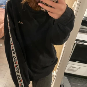 Svart tröja från FILA - Säljer en tröja från fila i st L❤️