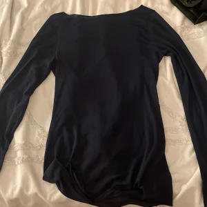 Intimissimi tröja mörkblå - Den är i extremt bra skick använd väldigt få gånger ( inga hål) den är i storlek S men är stretchig 