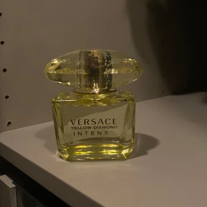Versace Yellow Diamond Intense Parfym - Säljer min oanvända Versace Yellow Diamond Intense parfym. Parfymen är 90 ml. Säljer den då jag fått den i present men jag tycker inte att doften passar mig därför har den aldrig kommit till användning🥰