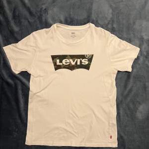 En Levis T-shirt med camo logo | 250 Nypris | 9,5 skick | knappast använd | Bra pris vid snabb affär!!