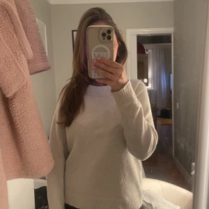 Stickad tröja  - Beige stickad tröja som ej kommer till användning! 💞