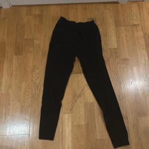 Svarta leggings i storlek M - Säljer ett par svarta leggings i storlek M. De är bekväma och perfekta för vardagsbruk eller träning eller som underplagg. Elastisk midja för en skön passform. 