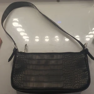 AXELVÄSKA🖤 - Säljer denna axelväska pga att jag inte använder den längre, den är i väldigt bra skick.