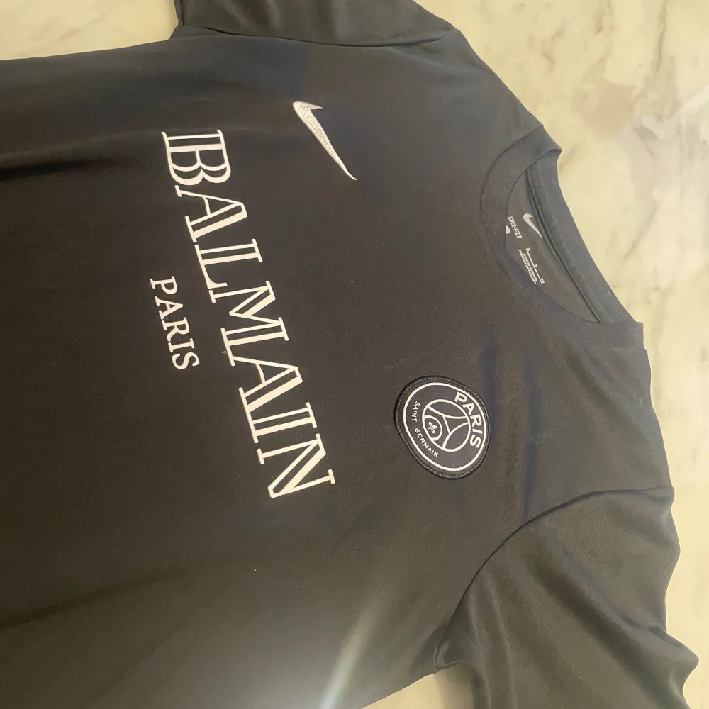 Hej! Jag säljer den fina och eftertraktade PSG T shirten! Den är oanvänd, fick den som present. Fint skick. Skön till sommar eller idrott osv.. T-shirts.