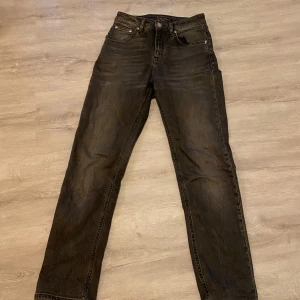 Nudie jeans svarta slim  - Använda i några månader. Säljer eftersom de är för små. Pris kan diskuteras. 
