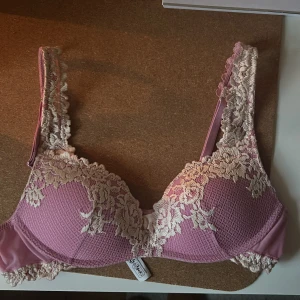 Rosa intimissimi bh - Säljer en superfin rosa bh med vacker spetsdetalj i rosa. Frpn intimissimi och använd ett fåtal gånger! Går inte att köpa längre, pris kan diskutera!