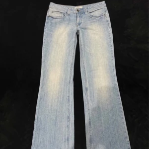 Ljusblå jeans - sjukt snygga jeans som tyvärr är för stora för mig, köpta på vinted för 350 kr. storlek 28/30, bilderna är från förra säljaren. inga defekter😇 midjemått: 39-40 innebenslängd: 76-77