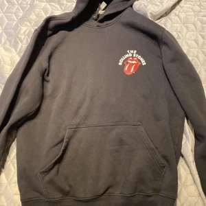 HM rolling stones hoodie - Rolling Stones hoodie. Bra skick, storlek M