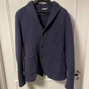 J Lindeberg cardigan  - Super stilig cardigan från J Lindeberg, den är i bra skick den är i storlek M men passar mer som en S