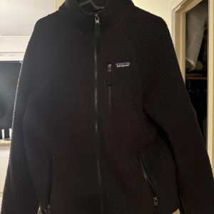 Fleece jacka - Fleece jacka från Pantagonia, köpte för typ 2 år sen. Men knappt använt den!  Köpte för 1199kr 