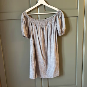 Off shoulder-klänning - Off shoulder-klänning i strl xs