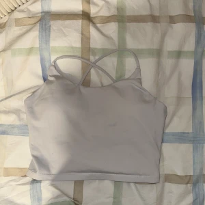 Relodetopp vit - Säljer denna vita sporttopp från Relode! Den vita färgen är lite urtvättad men annars i väldigt bra skick.   Skicka meddelande för mer bilder/info🧡