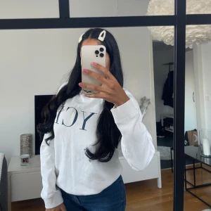 Vit sweatshirt med tryck - Vit sweatshirt.