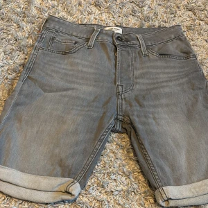 Jeansshorts  - Är knappt använda . Finns ingen täcken på användning 