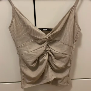 Beige topp - Från bikbok, använd några gånger. Passar mig som har strl S.