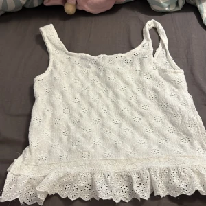 Vit t shirt - Ganska mycket använd, stor i storlek