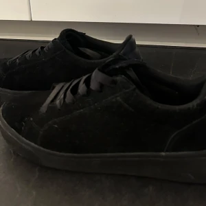 Svarta Skor - Svarta Mocka skor  Storlek 39 Använt i väldigt gott skick   Hämtas upp i Bandhagen 