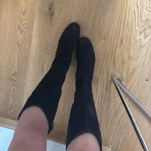 Stövlar  - Mocka material. Bra skick! Utan klack 