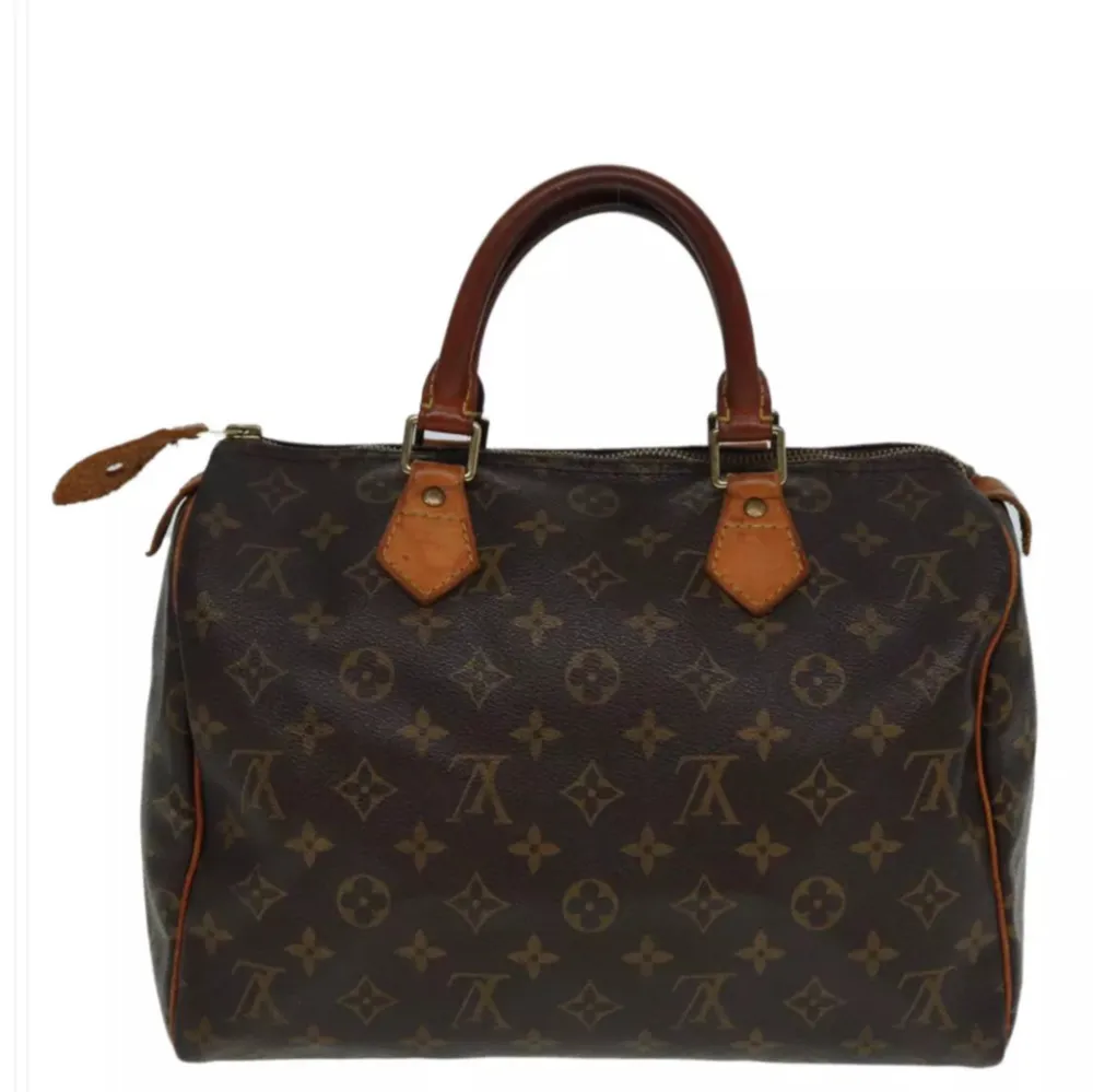 Louis Vuitton Speedy 30. Ett måste i väskkollektionen! Bra storlek för både vardagsbruk och resor. Perfekt att använda som skol-/arbetsväska. Speedy ger en touch av lyx och stil till varje outfit.. Väskor.