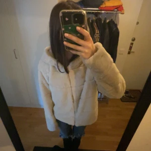 teddy jacka - jättemysig jacka ifrån Only. prislapp kvar, aldrig använd endast testad! storlek M, passar mig som bär xs-s 💞 vid funderingar fråga mig! (originalpris: 559kr) pris kan diskuteras! vill få den såld då den tar plats.
