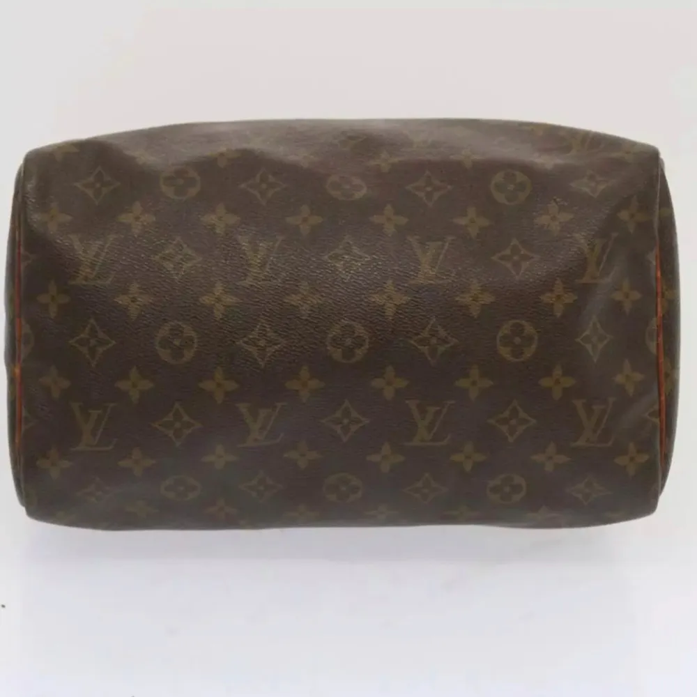 Louis Vuitton Speedy 30. Ett måste i väskkollektionen! Bra storlek för både vardagsbruk och resor. Perfekt att använda som skol-/arbetsväska. Speedy ger en touch av lyx och stil till varje outfit.. Väskor.