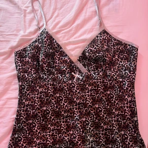 Leopard linne - SÅ fint linne som jag hade annons ute för förut men Plick tog bort det av någon anledning. Leopardmönstrat, använt fåtal gånger så fint skick 💗🐆 Frakt tillkommer!!