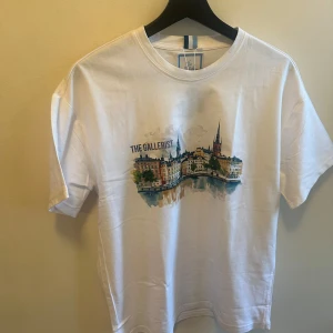 The galleri t-shirt - Säljer nu denna riktigt feta t shirt från the gallerist som är helt oanvänd. Storlek S allt og medföljer.⚪️