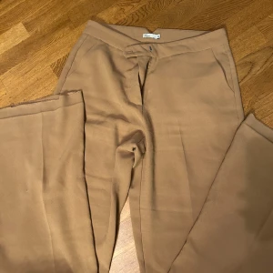 Kostymbyxor - Sitter extremt fint! Är tighta kring rumpan sedan svänger de ut 