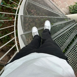 Urban Outfitters Cargo byxor HELT NYA - Stl 30/32. Helt nya. Fel storlek och går ej att skicka retur från Sverige.  Nya kostade de 700kr, säljer för 250. Har även i stl 32/32.