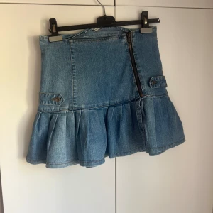 Volang kjol - Säljer denna snygga och unika kjol!! Köp gärna med köp nu!❤️