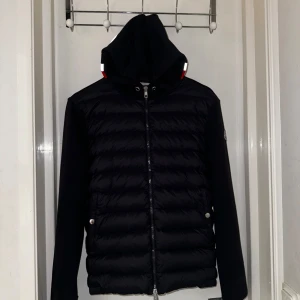 Moncler jacka - En moncler jacka i storlek S men kan även passar människor som har storlek M. Det är en svart/Mörk blått färg som passar med vilka kläder som helst. 