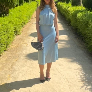 Blå klänning  - Blå klänning i storlek S, klassisk design, elegant och väldigt bekväm. 