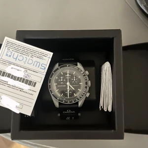 Omega Moonswatch- Mission To The Moon - Swatch x Omega Mission to the Moon. Oanvänd i förpackning. Kvitto finns. Plasten sitter kvar. Kan både skickas och mötas upp.