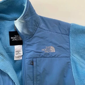 northface fleecejacka  - Sjukt fin fleecejacka från the northface sparsamt använd i väldigt bra skick.  Perfekt till hösten och våren 🌸