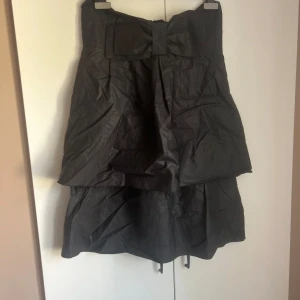 Klänning med roset  - Så snygg klänning med en roset, köp gärna med köp nu❤️