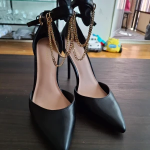 Pumps  - Eleganta pumps, aldrig använt dem utomhus. I pricip som nya ! 