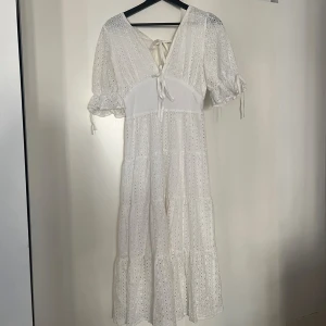 Vit långklänning från May by Shining Star - Säljer min söta, vita långklänning från May by Shining Star i storlek S/M. Bara använt några gånger så skicket är jättebra.