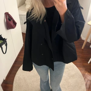 Jacka - Jättefin jacka  från Gina Tricot. Helt ny med prislapp kvar. Storlek L men passar S/M också💞💞