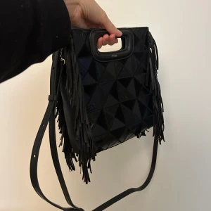 Maje väska - Väskan är köpt för 2 år sedan.  Köpt för ca 3500 kr från zalando. Väskan är i bra skick utan synliga skador.