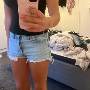 Levis shorts  - Säljer mina fina Levis shorts då dom inte kommer till någon användning längre! Bra skick och inga skador🎀🩷kan tänka mig att gå ner i pris vid snabb affär!!