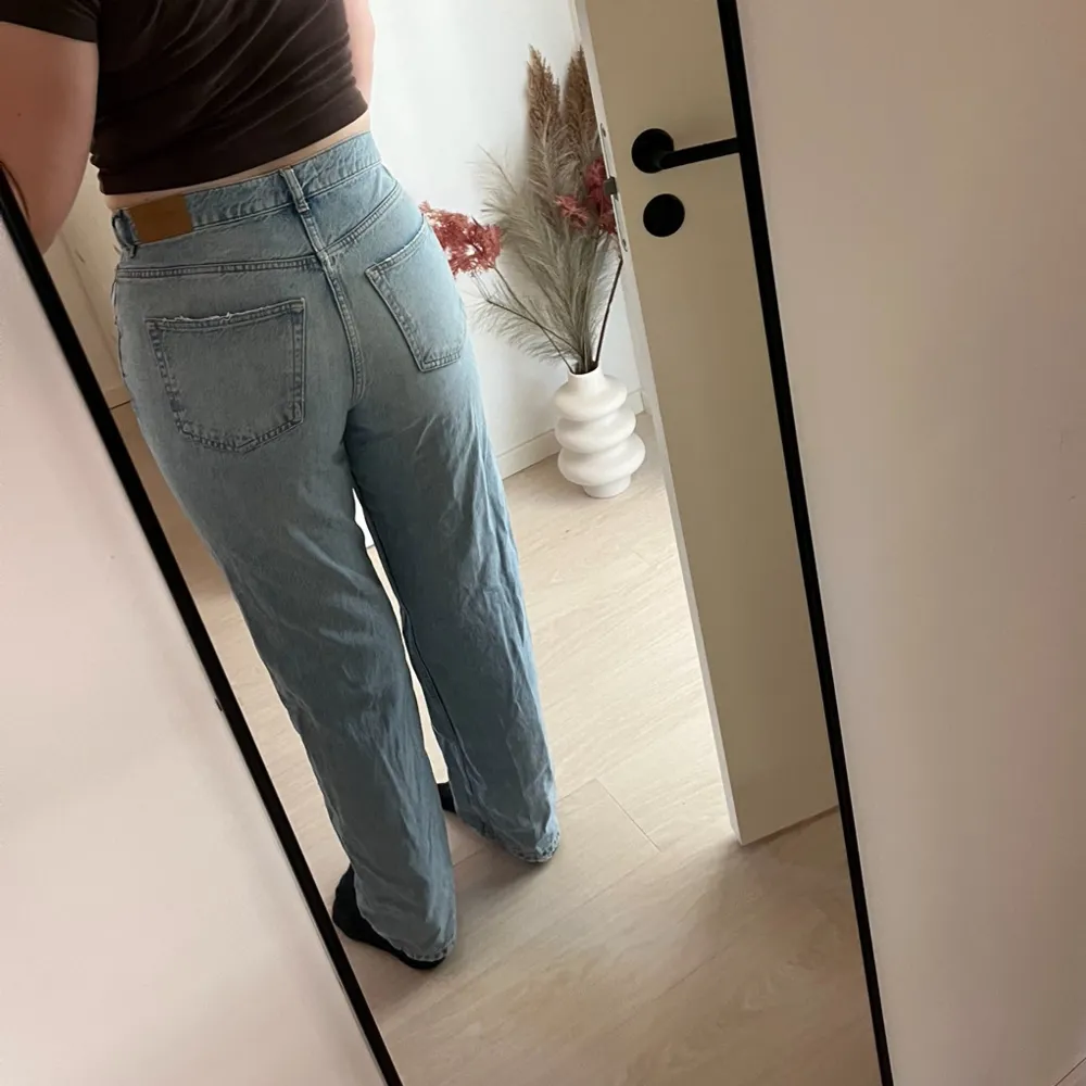 Jeans från Gina tricot storlek 38, använt men bra skick . Jeans & Byxor.