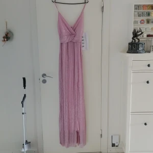 Klänning - Klänning med "leg slit", till fest, bal eller annat. Säljs då den inte riktigt är min stil Oanvänd Katt finns i hemmet 