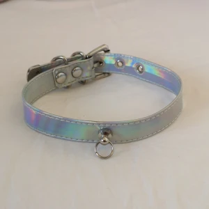 Holografisk choker/ halsband - Holografisk choker med vackert skimmer *-* Den har lite missfärgningar på insidan av den som inte syns vid användning, annars är den i väldigt god skick ***Köpare står för frakt om inget annat anges