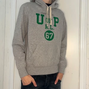 Polo Ralph Lauren hoodie  - Tja säljer nu denna helt nya gråa Polo hoodien i strl xs för endast 1,499! Nypris ca 2,3. Ny med lappar, pris är ej hugget i sten. Hör av er i dm vid funderingar 🙌