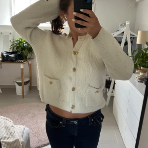 Zara kofta - Så fin kofta från zara med guldiga knappar. Storlek L men skulle säga att den passar S-L beroende på hur man vill att den ska sitta.🩷