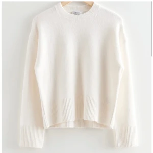 Stickad tröja - Superfin Vit/beige stickad tröja från &other stories. Säljer då den är lite stor på mig. Använd ett fåtal gånger🥰 Skriv för fler bilder mm.💞