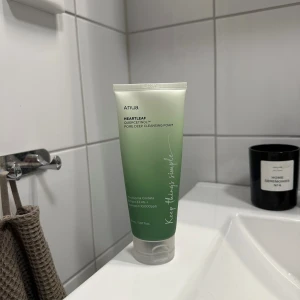 Anua Heartleaf - Pore deep cleansing foam. Använt den ett par gånger men passade inte så bra med min hy. Köpt för ca 250kr i mitten av augusti. Perfekt att använda efter deras oljerengöring som jag oxå säljer