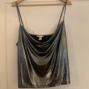 Festtopp - Så fin topp som passar perfekt till fest eller middag  Skulle säga att den passar M-L 
