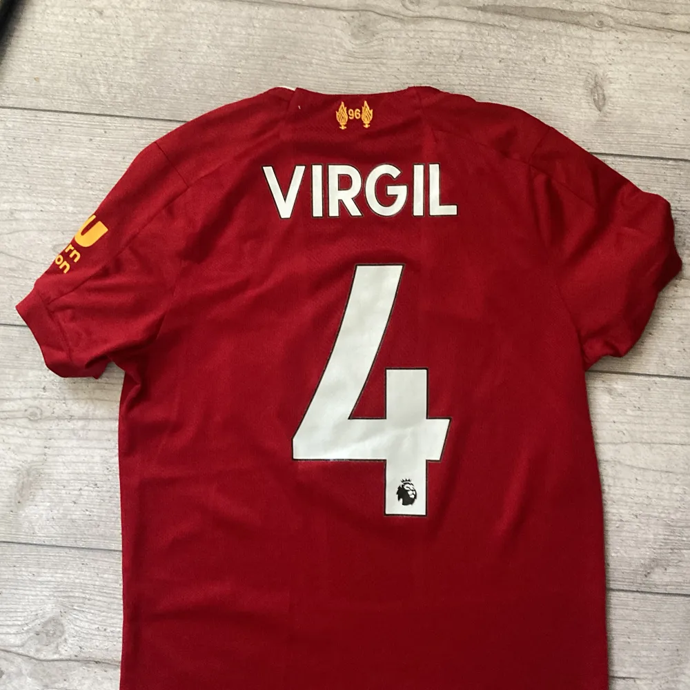 En snygg Liverpool jersey i bra skick säljer eftersom den har blivit för liten. Pris kan diskuteras. . Sportswear.